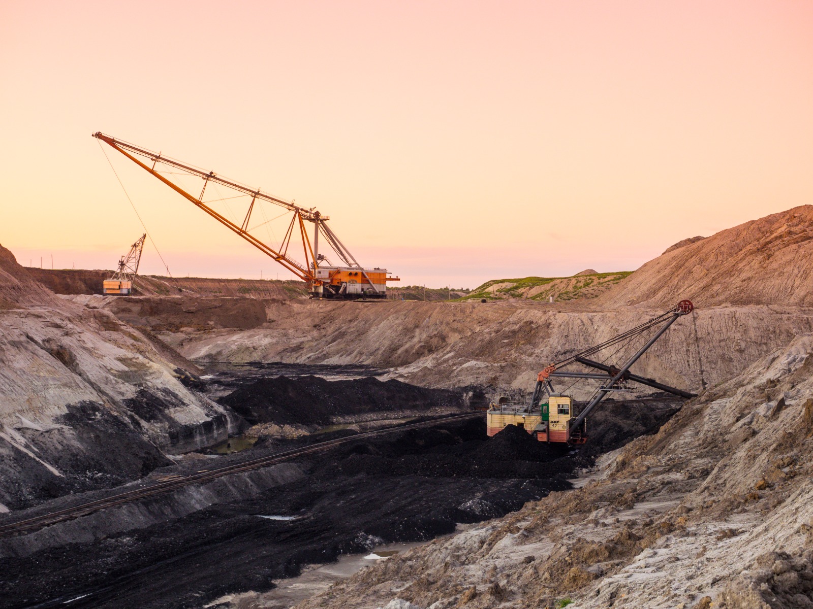 Добыча угля дальний восток. Горнодобывающая промышленность дальнего востока. Якутуголь джебарики хая. Добыча полезных ископаемых. Уголь марки 2бр.