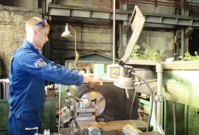 парад фрезеровщиков. профессия фрезеровщик. фрезеровщик техникум электронный. фрезеровщик маленький обычный. фрезеровщик колледж.