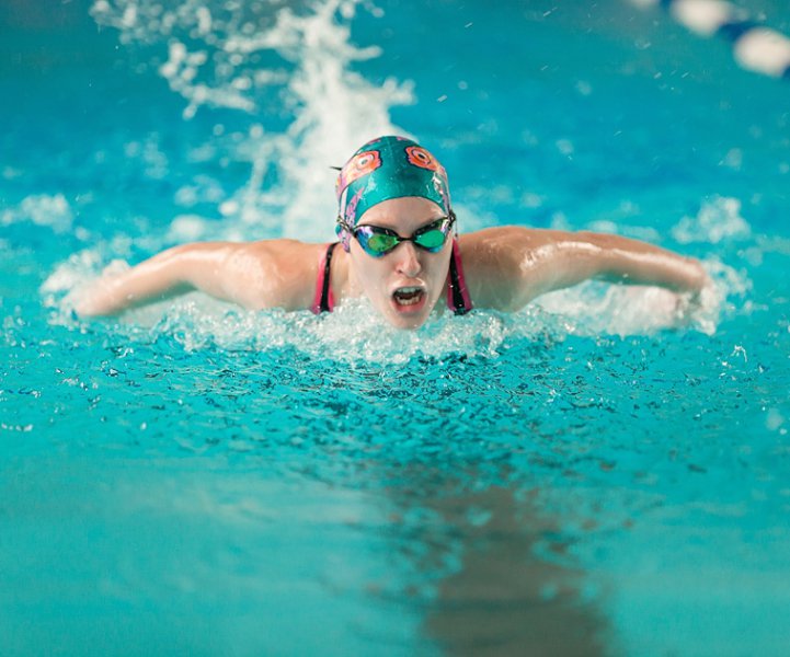 пловцы юноши. увлекаюсь плаванием или плаваньем. девушка плывет в бассейне. плавание в бассейне. увлекаюсь плаванием.