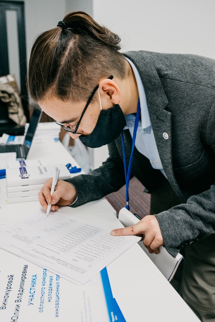 Студент разрабатывает доклад. Программисты. Битва роботов сириус. Студенты в вузе. Студент разрабатываю.