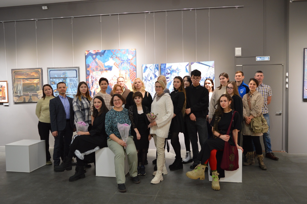 Женщина рисует. Девушка художница. Мужчина с мольбертом. Натурщики для художников за столом. Художники работают в студии.