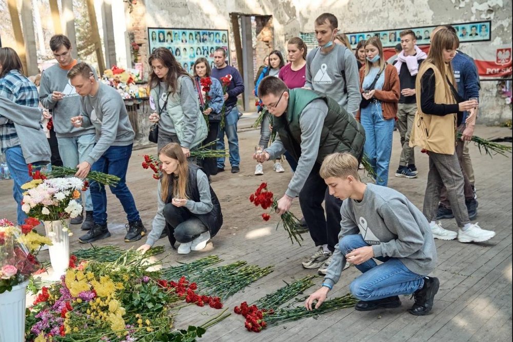 Последние жертвы теракта в москве. Беслан 1 сентября террористы. Торжественная линейка Беслан 1 сентября 2004.