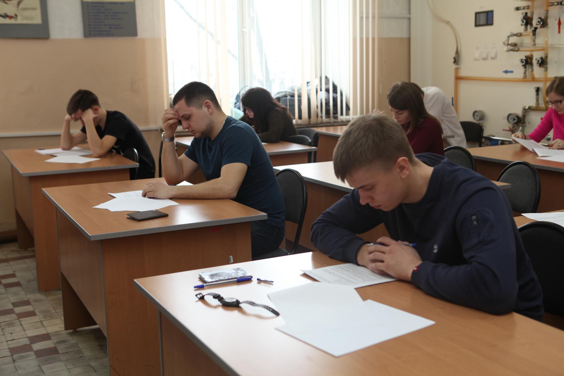 электромонтер по ремонту и обслуживанию электрооборудования. професиональное образование. монтажник рэа (радиоэлектронной аппаратуры). онтажник радиоэлектронной аппаратуры и приборо. профессиональный экзамен по специальности.