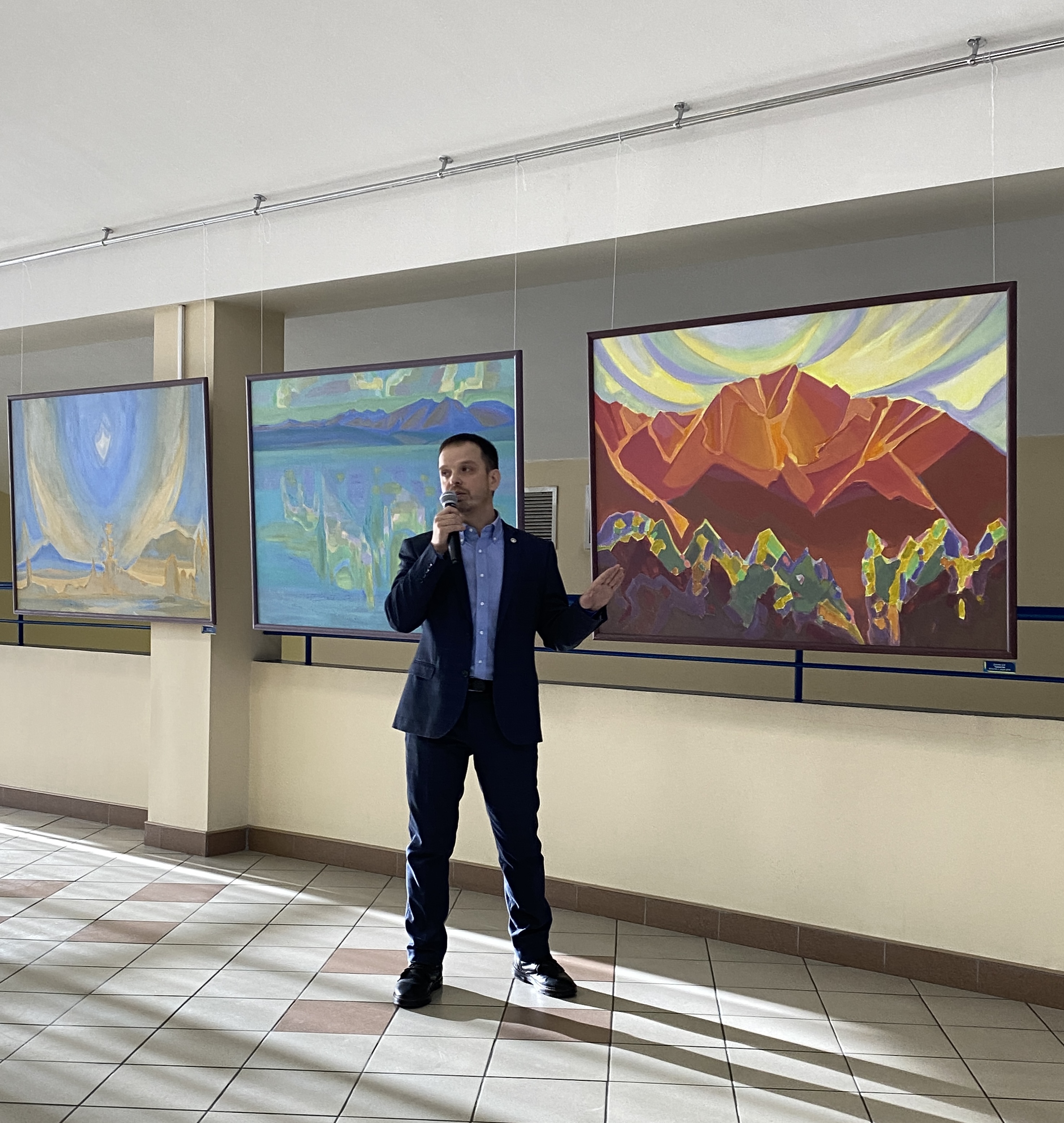 Декоративные рамки на стену. Картины для интерьера. Выполненные работы в рамке. Располодентерамок на стене. Украшение рамки.